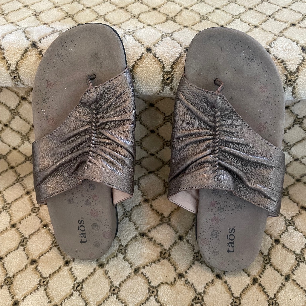 Taos Gift 2 Woman’s Bronze Leather Sandals Size 7